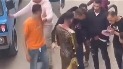 ضبط المتهمين بإجبار شاب على ارتداء بدلة رقص والتعدي عليه في بنها - الخليج الان