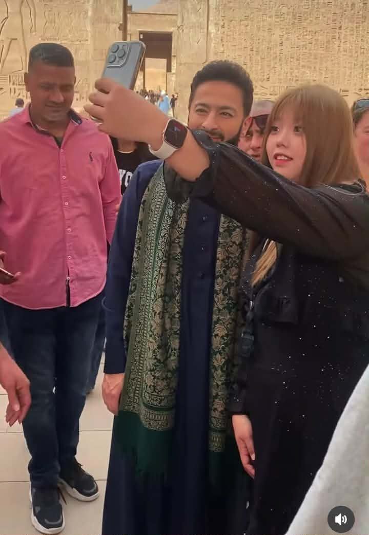 إلتفاف السائحين حول حمادة هلال لالتقاط الصور معه أثناء تصوير مسلسل المداح 6 - الخليج الان