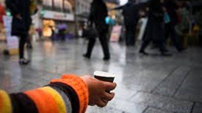 طفلة تستجدي المارة وتدّعي تعاطي والديها المخدرات بالجيزة - الخليج الان