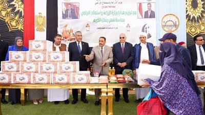 بمناسبة شهر رمضان.. الزراعة تدعم الأسر الأولى بالرعاية بمطروح ب 2000 كرتونة مواد غذائية هدية - الخليج الان
