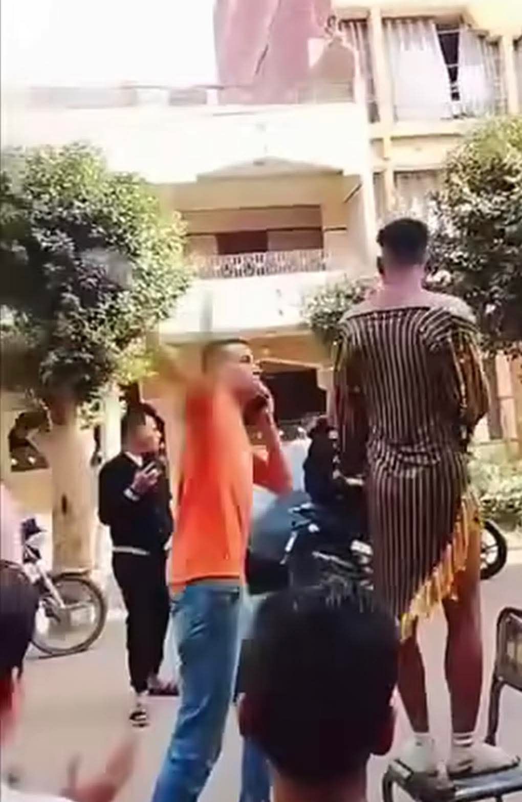 والدة ضحية الإذلال ببدلة رقص في بنها: قلبي محروق على ابني - الخليج الان