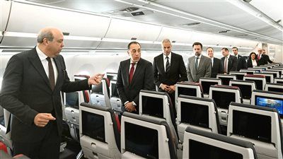 رئيس الوزراء يتفقد أول طائرة من طراز Airbus A350-900 بأسطول الناقل الوطني - الخليج الان
