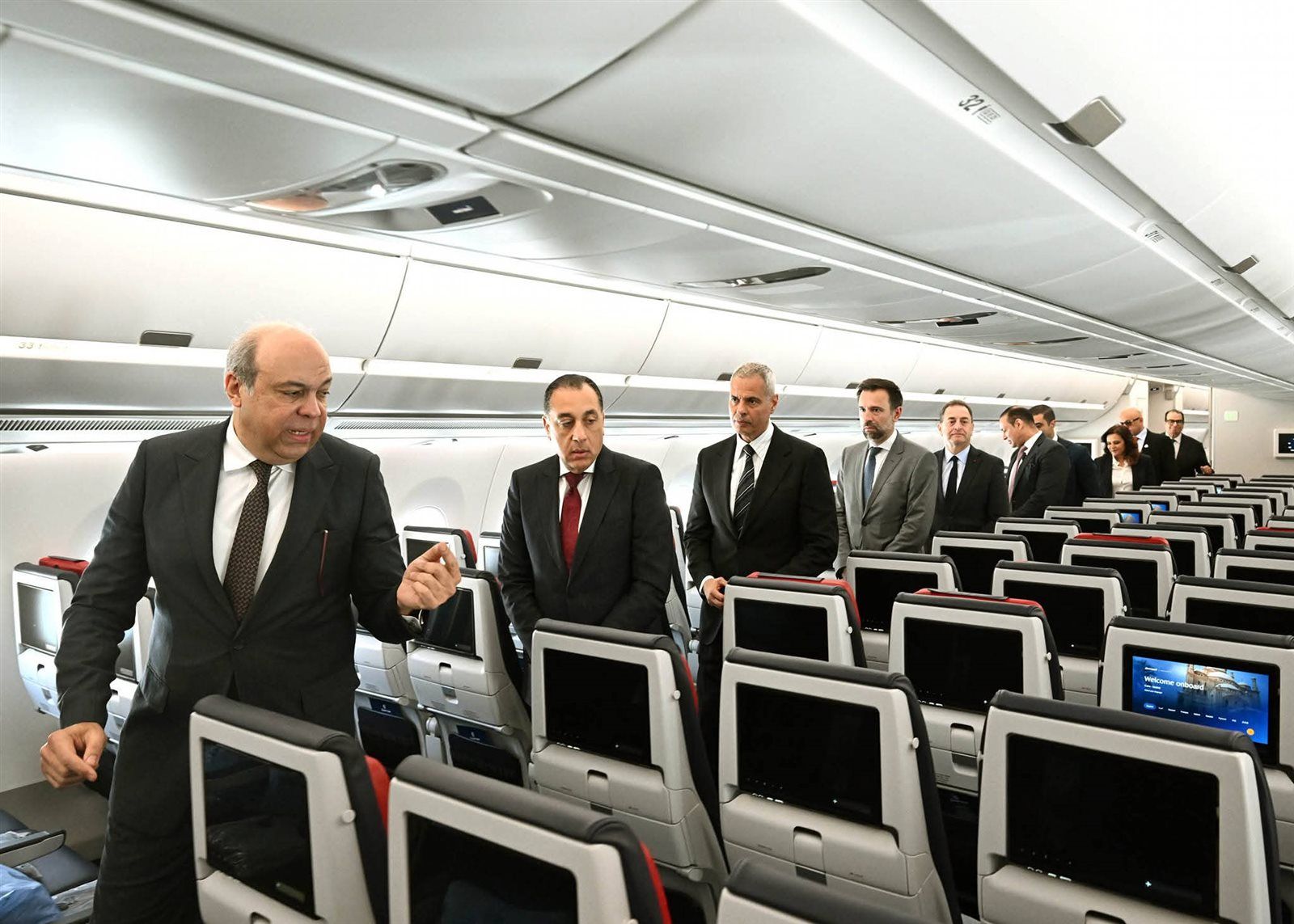 رئيس الوزراء يتفقد أول طائرة من طراز Airbus A350-900 بأسطول الناقل الوطني - الخليج الان