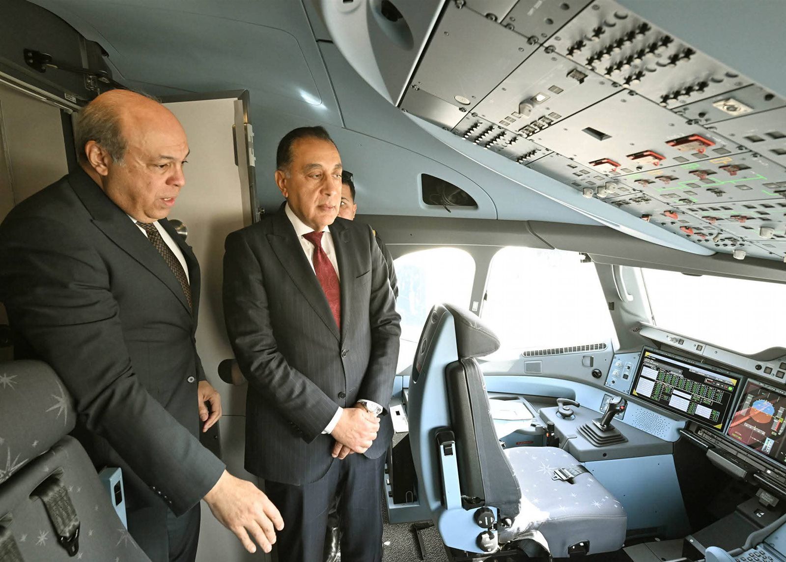 رئيس الوزراء يتفقد أول طائرة من طراز Airbus A350-900 بأسطول الناقل الوطني - الخليج الان