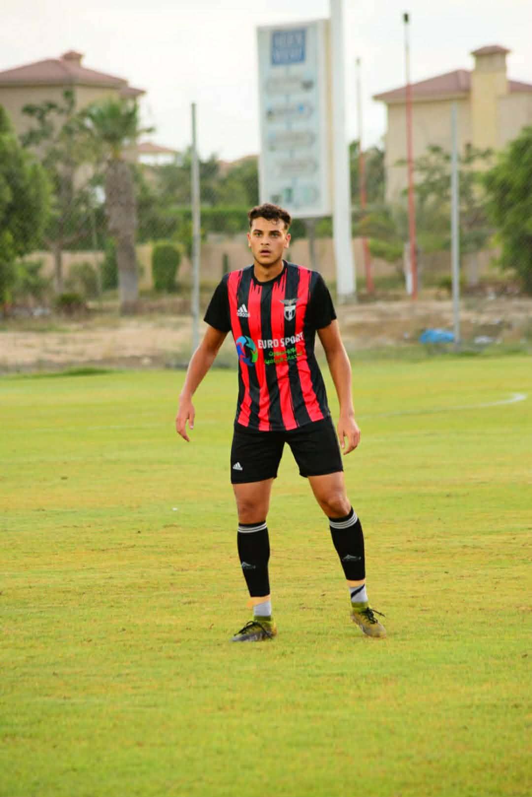 بنزيما مهاجم سكة حديد الإسكندرية.. لاعب كرة قدم أجبرته الظروف للعمل في محطة وقود - الخليج الان