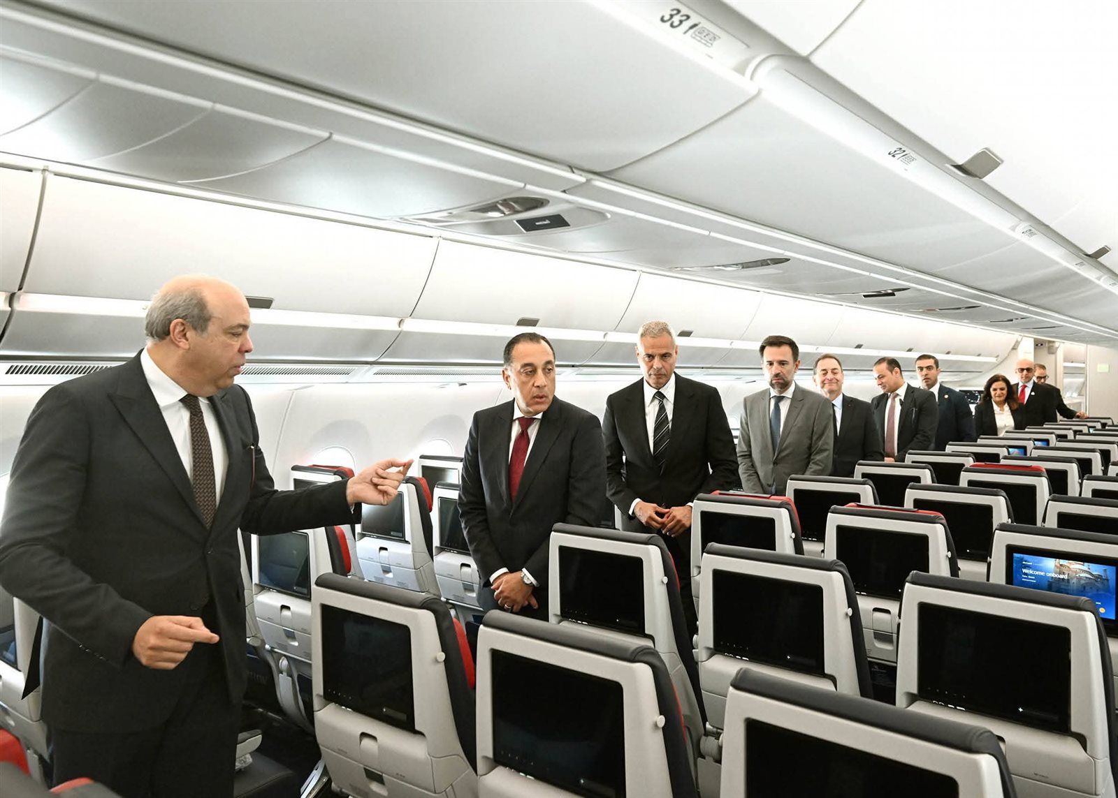 رئيس الوزراء يتفقد أول طائرة من طراز Airbus A350-900 بأسطول الناقل الوطني - الخليج الان
