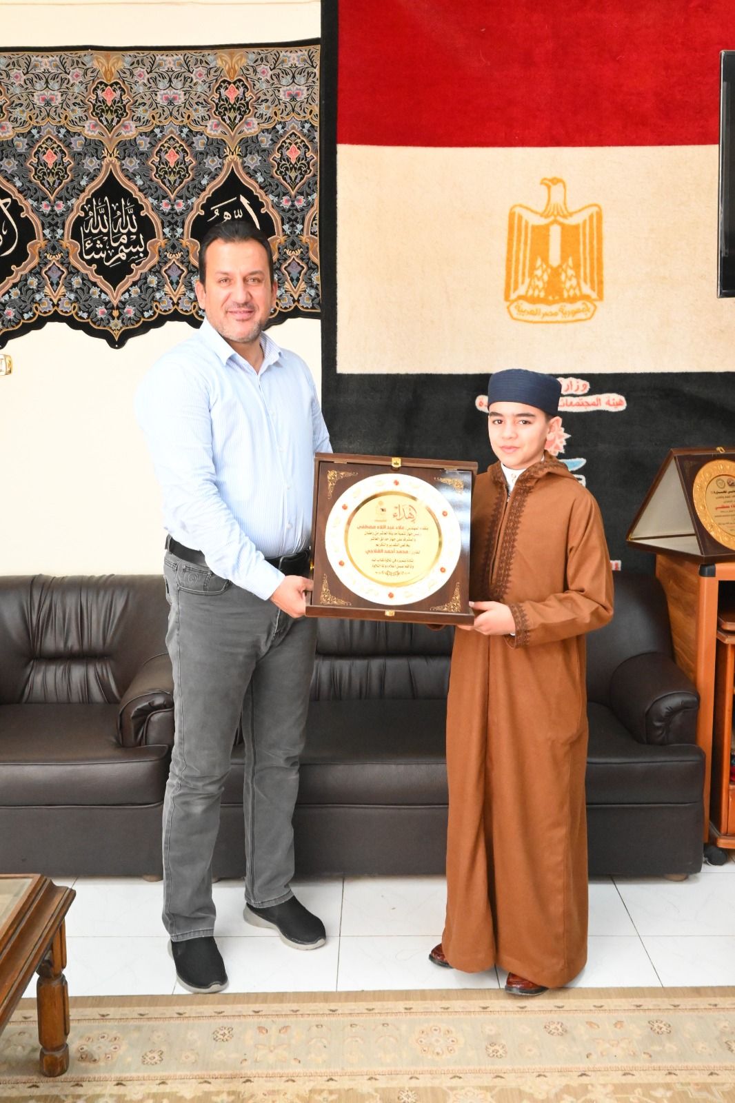 رئيس جهاز العاشر من رمضان يكرّم القارئ محمد القلاجي تقديرًا لتميّزه في دولة التلاوة - الخليج الان