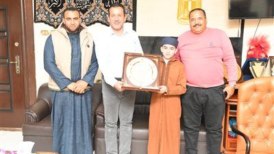 رئيس جهاز العاشر من رمضان يكرّم القارئ محمد القلاجي تقديرًا لتميّزه في دولة التلاوة - الخليج الان