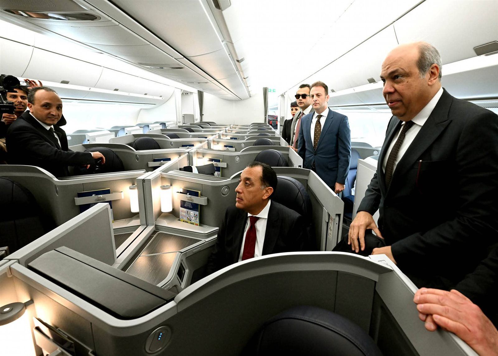 رئيس الوزراء يتفقد أول طائرة من طراز Airbus A350-900 بأسطول الناقل الوطني - الخليج الان