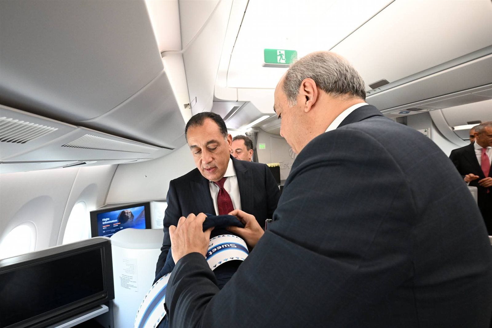 رئيس الوزراء يتفقد أول طائرة من طراز Airbus A350-900 بأسطول الناقل الوطني - الخليج الان