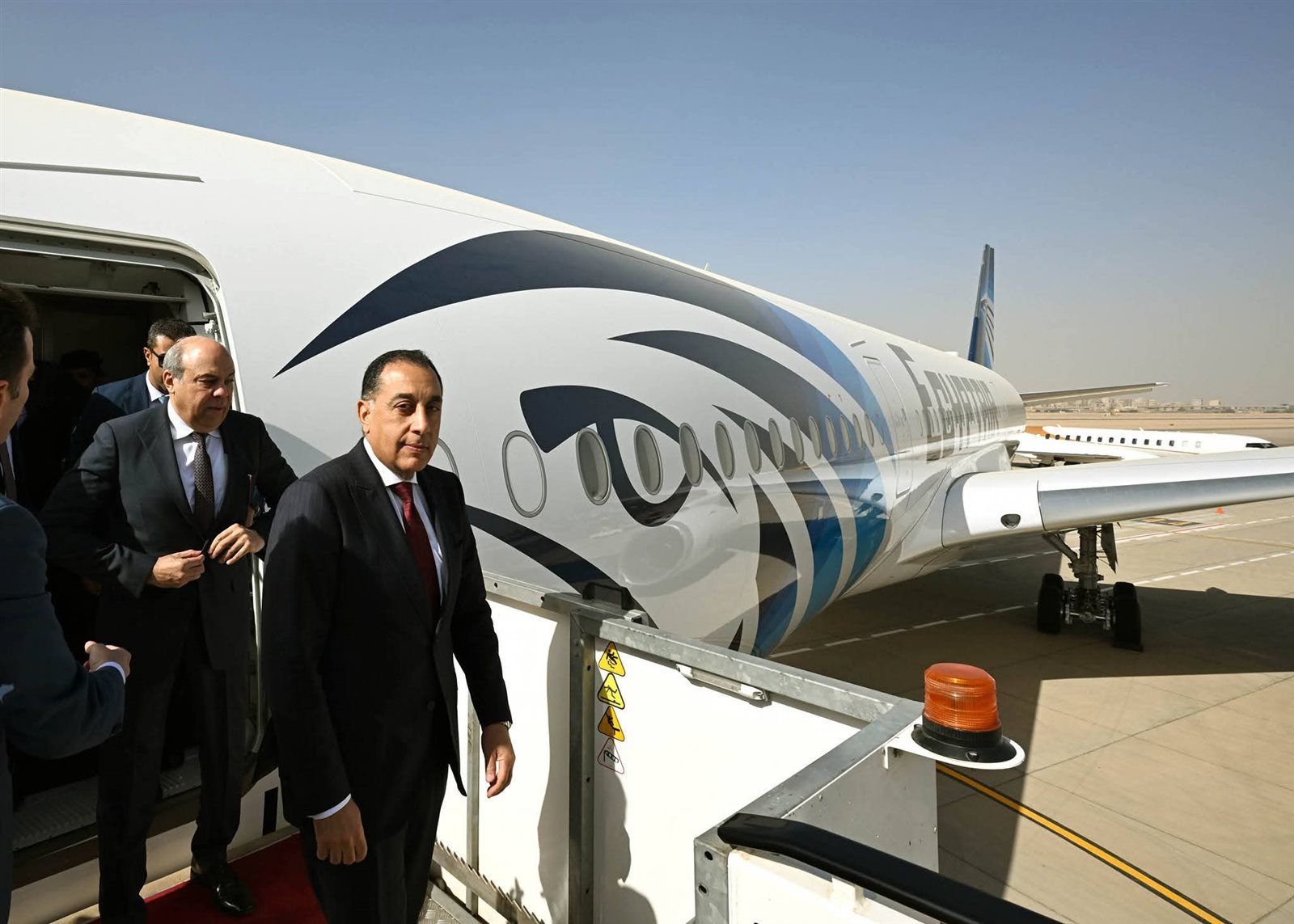 رئيس الوزراء يتفقد أول طائرة من طراز Airbus A350-900 بأسطول الناقل الوطني - الخليج الان