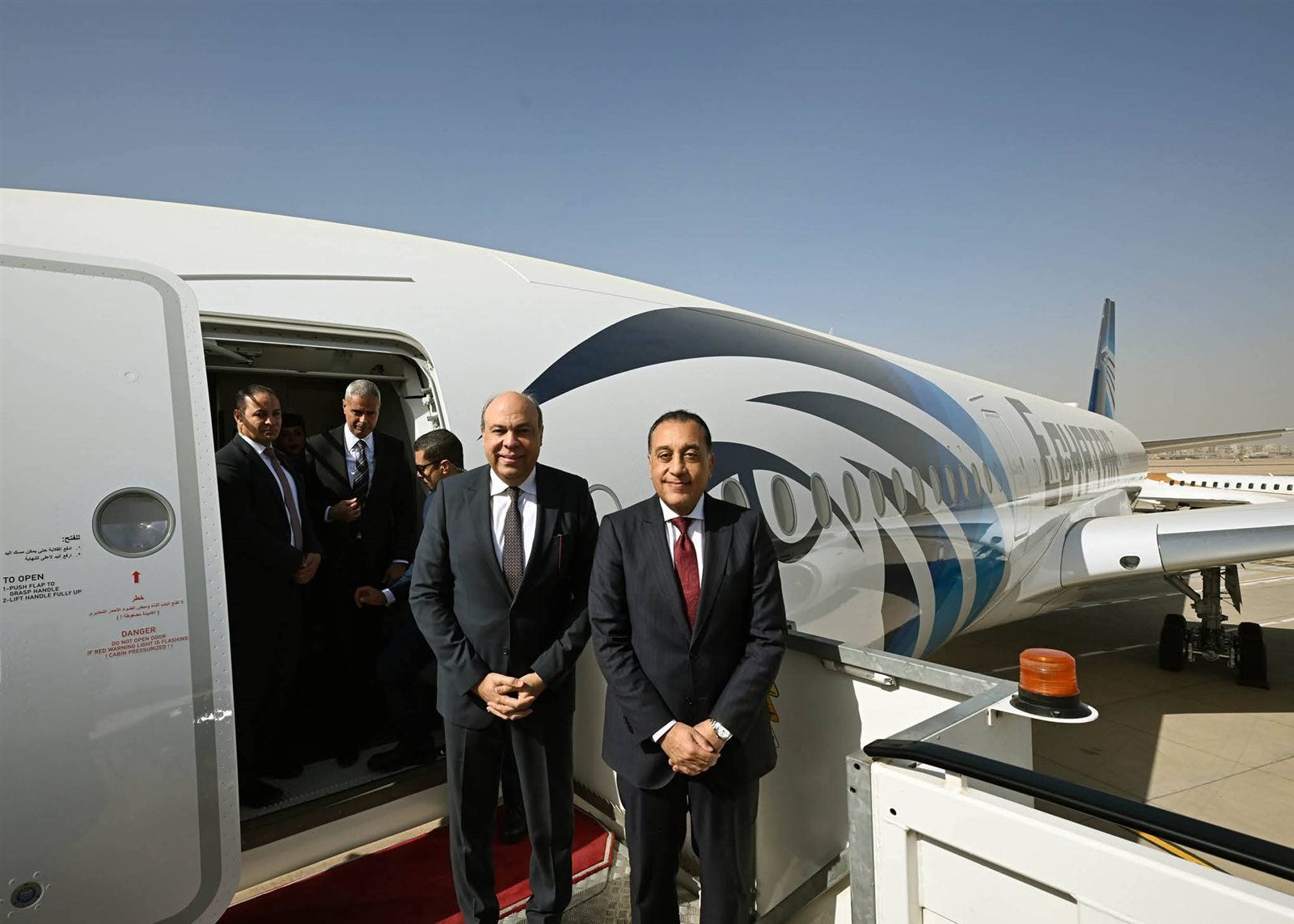 رئيس الوزراء يتفقد أول طائرة من طراز Airbus A350-900 بأسطول الناقل الوطني - الخليج الان