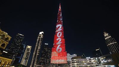 للعام السابع على التوالي.. برج خليفة يتزين بأضواء عيد الربيع الصيني - الخليج الان