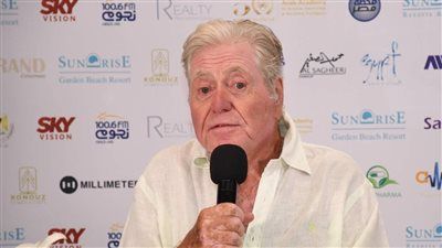 بشأن تصريحاته الأخيرة.. بيان هام من الفنان حسين فهمي رئيس مهرجان القاهرة السينمائي - الخليج الان