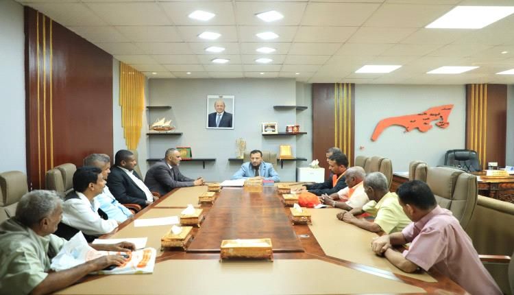 شيخ يوجّه بصياغة مصفوفة عاجلة لمعالجة إشكاليات الأجور والتأمينات في عدن