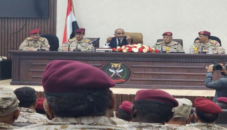 غضب عارم من رفع الصبيحي ووزير الدفاع لعلم اليمن في اجتماع بالعاصمة عدن