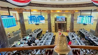 المؤشر الرئيس قفز بنسبة 27% منذ بداية العام.. إشادات قوية من بلومبرج بأداء البورصة المصرية - الخليج الان