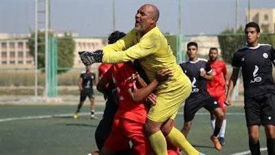 عمره 55 عاما ويرفض الاعتزال.. كابتن "ريشا" حارس مرمي ومدرب ويعمل على عربية فول - الخليج الان