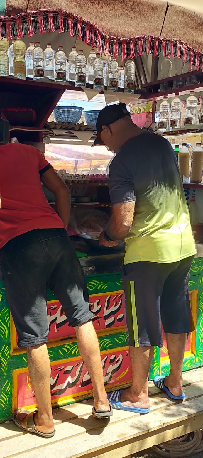 عمره 55 عاما ويرفض الاعتزال.. كابتن "ريشا" حارس مرمي ومدرب ويعمل على عربية فول - الخليج الان