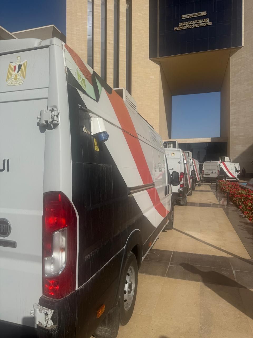 وزارة الخارجية تستلم سيارات مراكز تكنولوجية متنقلة لتقديم خدمات التصديقات بالقاهرة الكبرى|صور - الخليج الان