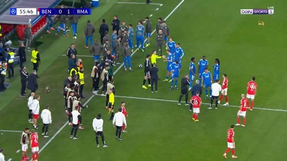 بنفيكا ضد الريال.. إيقاف مباراة ريال مدريد وبنفيكا بسبب العنصرية ضد فينيسيوس جونيور - الخليج الان