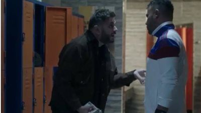 أحداث الحلقة الأولى من مسلسل الكينج.. خناقة حمزة الدباح تطرده من عمله وبداية صراع الملاكمة والسلاح - الخليج الان