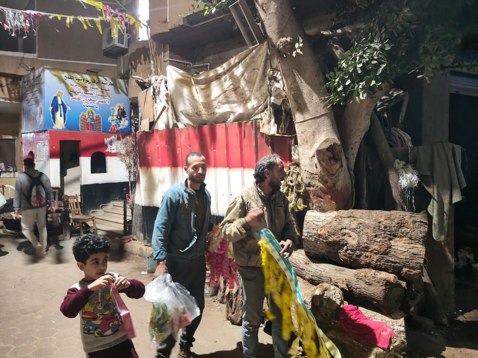 فيها حاجة حلوة .. تلاحم بين الأقباط والمسلمين في تعليق زينة رمضان أمام كنيسة بالقنايات - الخليج الان