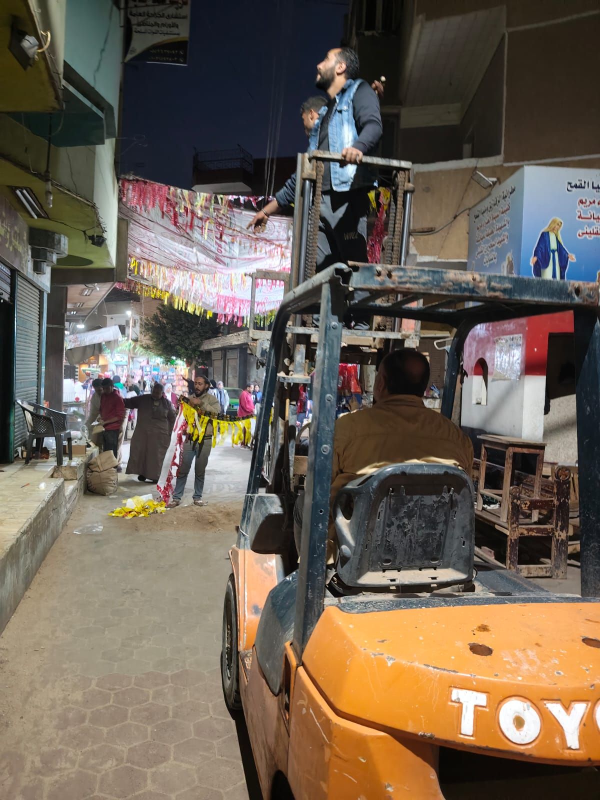 فيها حاجة حلوة .. تلاحم بين الأقباط والمسلمين في تعليق زينة رمضان أمام كنيسة بالقنايات - الخليج الان