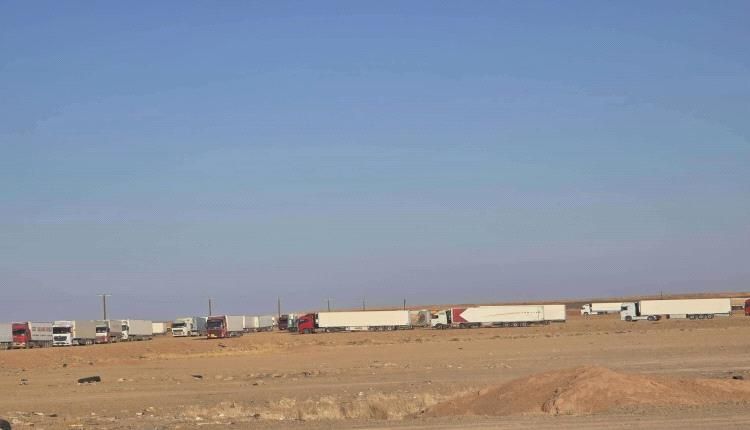 مئات السائقين يناشدون بإنقاذ محاصيلهم في منفذ الوديعة