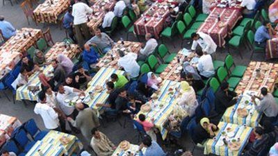 قبل ما تفرش مائدة الرحمن في الشارع.. اعرف الشروط القانونية لتجنب الحبس والغرامة وفق قانون المرور - الخليج الان