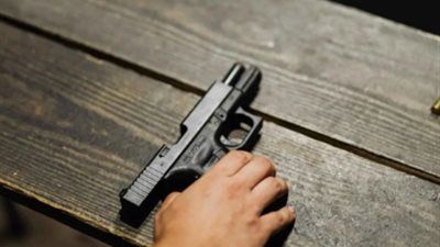 موظف ينهي حياته بطريقة مأساوية في الوراق - الخليج الان