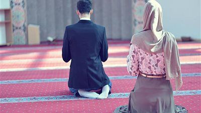 تقبيل الزوجة في نهار رمضان حلال أم حرام؟.. آراء الفقهاء بين الجواز والتحريم (تفاصيل) - الخليج الان