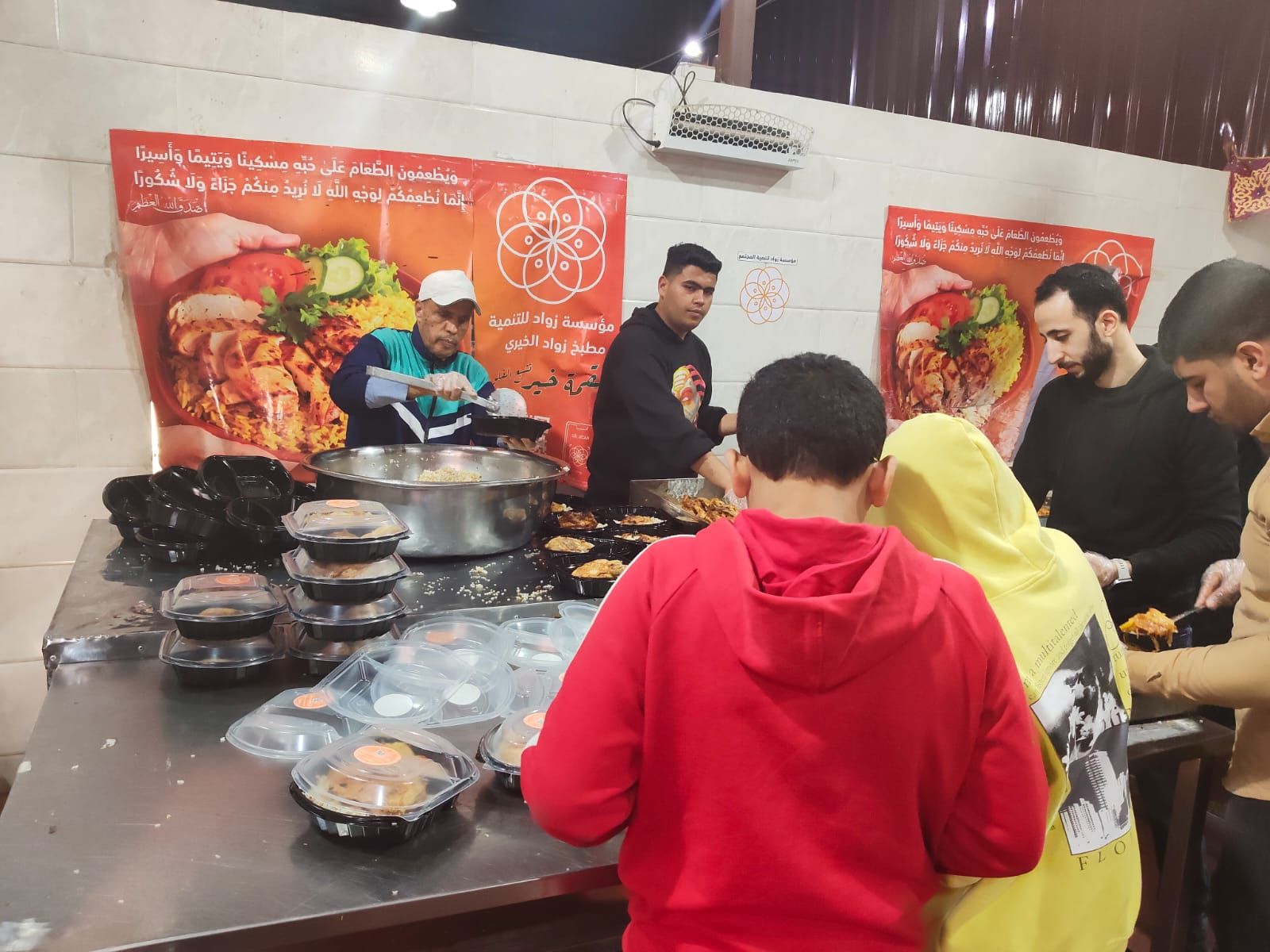 عطاء لا يتوقف .. مطبخ خيري يُوزع 3000 وجبة إفطار يومياً على الصائمين بالشرقية - الخليج الان