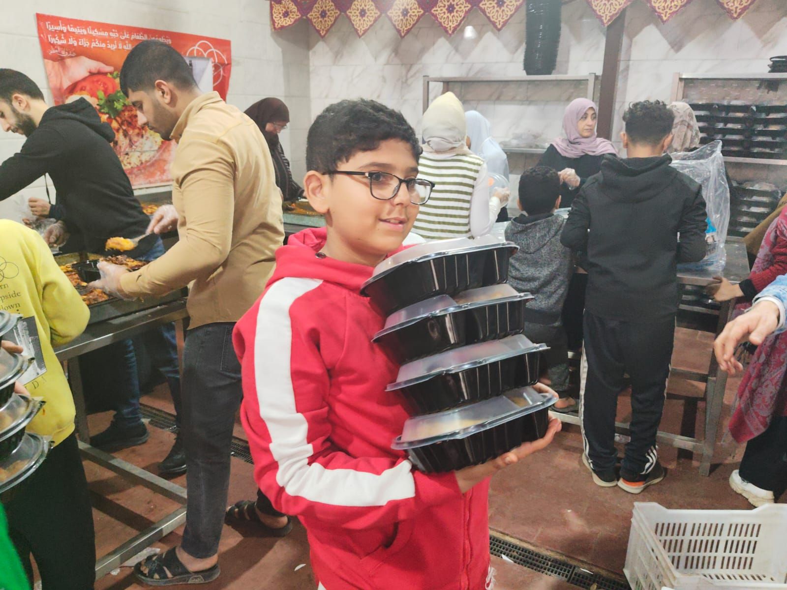 عطاء لا يتوقف .. مطبخ خيري يُوزع 3000 وجبة إفطار يومياً على الصائمين بالشرقية - الخليج الان