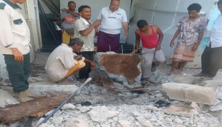 مؤسسة مياه عدن تنفذ حملة فتح انسدادات وتصفية شبكة الصرف الصحي بحي السفارات بخور مكسر