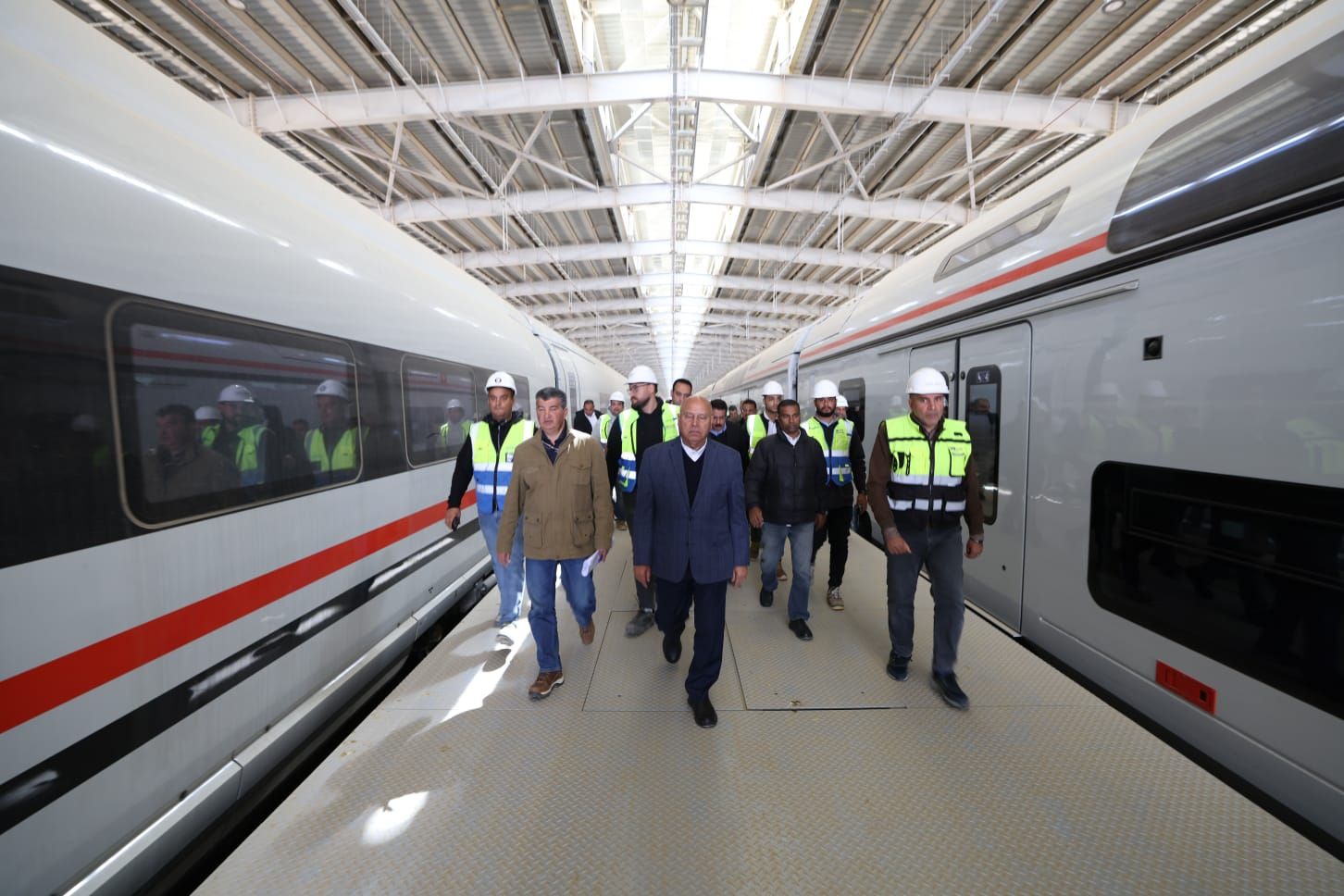 وزير النقل يتابع التقدم في أعمال تنفيذ الخط الأول من شبكة القطار الكهربائي السريع - الخليج الان