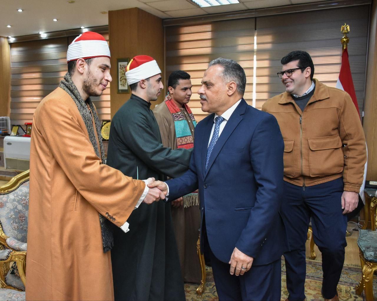 محافظ الشرقية يٌكرم حفظة كتاب الله المشاركين في "دولة التلاوة" - الخليج الان