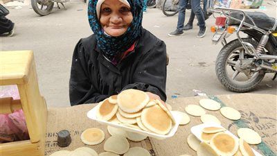 على صاج القطايف تصنع رزقها .. قصة كفاح الحاجة «عالية» السبعينية التي تحلم بعمرة - الخليج الان