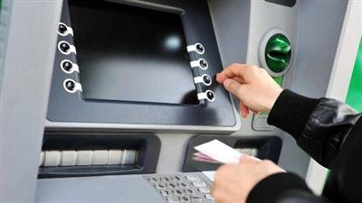 سحب بطاقة الفيزا داخل ماكينة الـATM.. الأسباب والحلول وخطوات الاسترجاع - الخليج الان