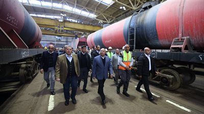 وزير النقل يتفقد ورش عربات جبل الزيتون بالإسكندرية المتخصصة في إجراء العمرات لعربات نقل البضائع - الخليج الان