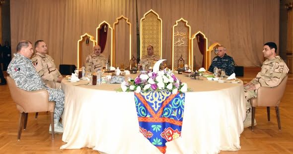 وزير الدفاع يلتقى مقاتلى القوات البحرية والمنطقة الشمالية العسكرية ويشاركهم تناول وجبة الإفطار - الخليج الان