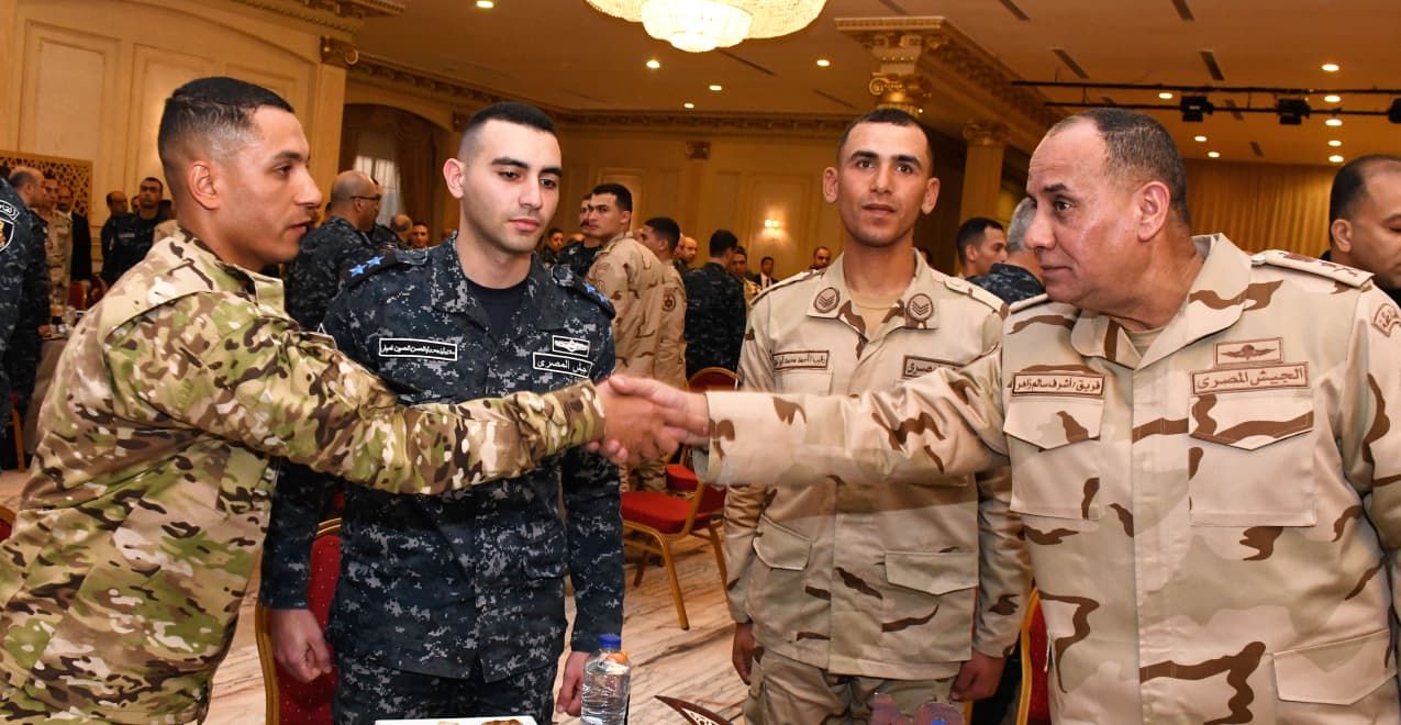 وزير الدفاع يلتقى مقاتلى القوات البحرية والمنطقة الشمالية العسكرية ويشاركهم تناول وجبة الإفطار - الخليج الان