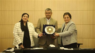 نائب وزير الصحة تعقد اجتماعًا موسعًا لمتابعة مؤشرات تنمية الأسرة ومستهدفات القضية السكانية 2025/2026 - الخليج الان