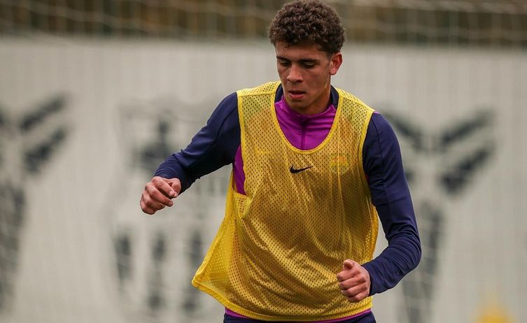 حمزة عبد الكريم يصل برشلونة بعد حصوله على تصريح العمل ويقترب من الظهور الأول - الخليج الان