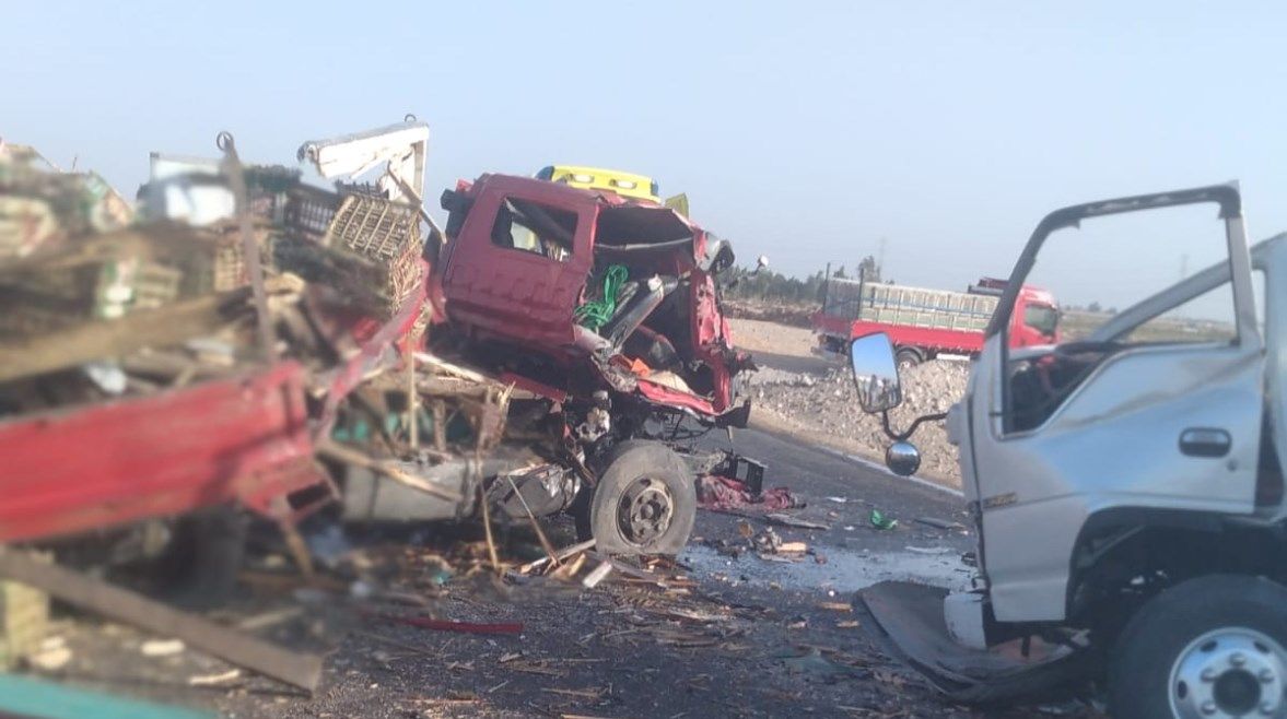 تصادم مروع بين سيارتي نقل بالأقصر.. مصرع شخصين وإصابة 14 عاملًا بالطريق الصحراوي - الخليج الان