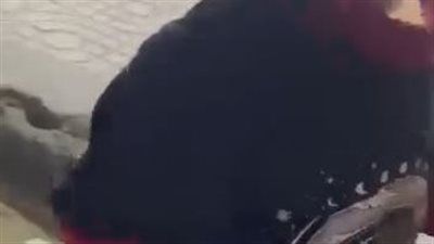 نهاية مأساة الطفلة مريم.. إنقاذها وشقيقها من التسول وتعاطي المخدرات وضبط الأب - الخليج الان