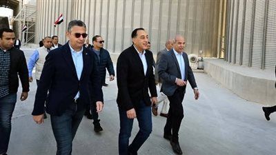 رئيس الوزراء يتفقد صومعة عتاقة بالسويس للاطمئنان على كفاءة منظومة تخزين القمح - الخليج الان