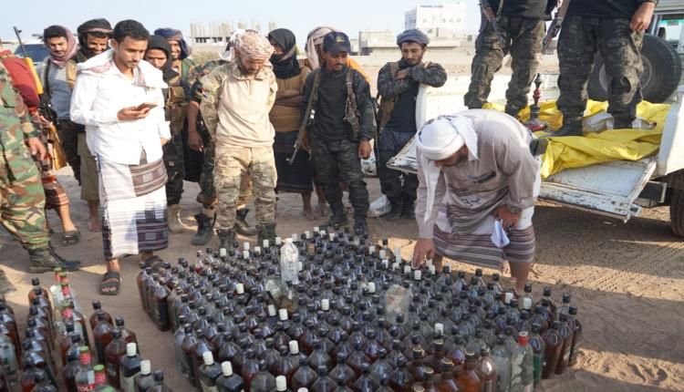 لحج.. نيابة تبن تتلف 354 قنينة خمر ضبطتها إدارة مكافحة المخدرات