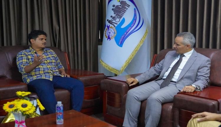 وزير الشؤون الاجتماعية والعمل يلتقي جريح الحرب محمد خليل ويشيد بتضحيات أبطال تحرير العاصمة عدن