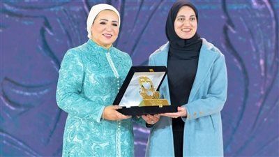تكريم آيات إبراهيم من السيدة انتصار السيسي في اليوم العالمي للمرأة - الخليج الان